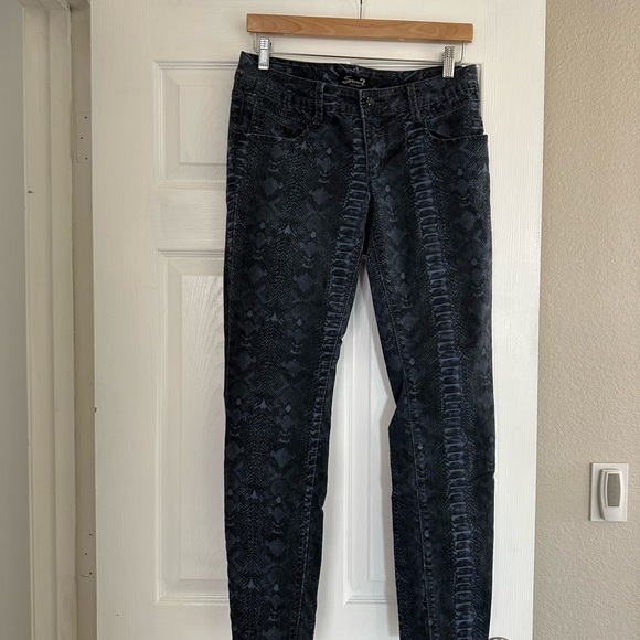 Seven7 blue snakeskin size 6 skinny cropped jeans EUC. Worn only once - Picture 6 of 7